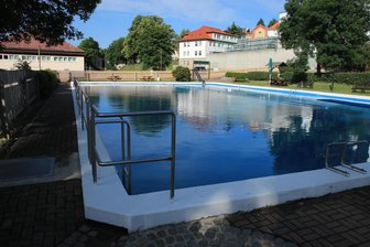 Warum sich in einem Vogtlandorf Wasserratten selbst verpflegen müssen - Das Freibad Wernesgrün erwartet seine Gäste, allerdings ohne Imbiss.
