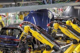 Warum sich Investoren aus China in Sachsen zurückhalten - Der Verkauf des Roboterherstellers Kuka lenkte den Blick auf den Ausverkauf deutscher Hochtechnologie an Investoren aus China. Hier sind Kuka-Roboter im Leipziger Porsche-Werk im Einsatz.