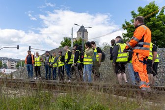 Warum sich künftige Gleisbauer auf der Plauener Großbaustelle der Neuen Elsterbrücke zum Unterricht treffen -