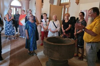 Warum sich Menschen in Oederan für das Hospiz engagieren - Roland Porstmann (rechts) führte ehrenamtliche Mitarbeiter des Hospiz- und Palliativdienstes Begleitende Hände durch die Oederaner Kirche. Der Verein hat rund 140 Mitglieder und betreibt in Oederan das Hospiz „Ellen Gorlow“ sowie einen ambulanten Hospizdienst.