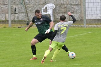 Warum sich Mülsen St. Niclas und Traktor Neukirchen als Sieger des Spieltags in der Westsachsenliga fühlen können - Das Foto vom Sonntag zeigt den Werdauer Tommy Petzold (links) im Duell mit Kevin-Pal Petrovics vom SV Mülsen St. Niclas (rechts).