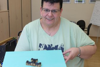 Warum sich nicht nur die Schulleiterin über das 3-D-Modell des Auerbacher Gymnasiums freut - Im Büro von Schulleiterin Silvia Fehlberg hat das Modell einen Ehrenplatz bekommen.