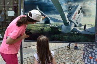 Warum sich Oederan über Geld nicht freut - Das mögliche Scheitern der Windkraft beschäftigt Oederan. Viele Bürger wollen keine Windräder vor ihrer Nase. Auch in der neuen Freiluft-Fotoschau Perspektiva in der Stadt spielt das Thema eine Rolle, hier in einer Arbeit des Fotografen Uli Staiger.