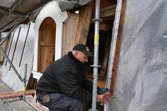 Warum sich Schloss Wechselburg in Weiß zeigt - Die Zimmerei Maik Lorenz aus Schmölln arbeitet am Wechselburger Schloss am Dachstuhl und an den Dachgauben.