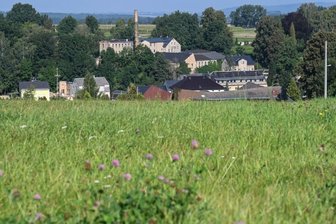 Warum sich Taura für einen Kita-Neubau entscheidet - Auf diesem Feld hinter dem Sportplatz an der Vater-Jahn-Straße in Taura soll ein neuer Kindergarten gebaut werden.