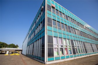 Warum sich Wissenschaftler für die Fassade des Oberen Bahnhofs in Plauen interessieren - Das Empfangsgebäude des Oberen Bahnhofs in Plauen hat eine sogenannte „Blankenburger Fassade“. Doch wie kann sie erhalten werden? Mit dieser Frage befassen sich jetzt Wissenschaftler.
