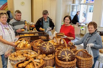 Warum sie bei der Diakonie in Auerbach Überstunden schieben - Haben für alle Bedürftigen ein aufmunterndes Wort (von links): Ilona Schöniger, Lutz Lasch, Claus Lißke, Monika Badstübner und Uta Grünert sowie Gisela Klötzer (am Fenster). 