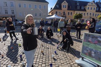 Warum so viel leeres Geschirr auf dem Annaberger Markt steht - Melissa Günther arbeitet bei der Interventions- und Koordinierungsstelle im Erzgebirgskreis zur Beratung und Hilfe bei häuslicher Gewalt. Mit vielen Mitstreiterinnen und Mitstreitern war sie bei der Aktion „Mut schöpfen“ dabei.