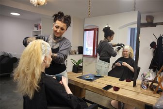 Warum sollten Barbershops nur etwas für Männer sein? Diese Zwickauer Läden schneiden auch Frauen die Haare - Der Friseursalon von Markus Licht in Zwickau ist klassischer Friseur und Barbershop in einem. Kundin Lisa Pridigkeit lässt sich von Friseurin Sophie Müller die Haare regelmäßig schneiden und blondieren.