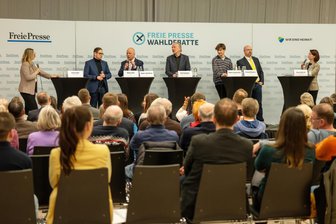 „Warum sollten wir im Vogtland bleiben?“ – wie die Bundestagskandidaten auf Fragen von Schülern reagierten - Die Kandidaten für die Wahl standen der Jugend Rede und Antwort - von links: Maik Linke (SPD), Robert Hochbaum (CDU), Olaf Horlbeck (Grüne) Simon Zwintzscher (Linke) und Torsten Schnurre (FDP).