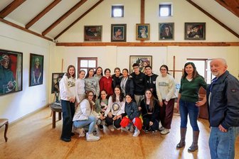 Warum spanische Schüler in Gersdorf klöppeln - Von rechts: Wolfgang Streubel mit Lehrerin Maria Gonzalez und Gastschülern aus Málaga im Tetzner-Museum. 