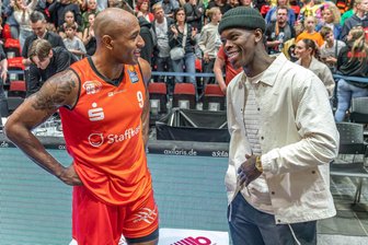 Warum Spielmacher DeAndre Lansdowne von den Niners Chemnitz sein Nationalteam nicht live in Paris sehen will - Pointguards unter sich: Nach dem Heimspiel der Niners Chemnitz gegen Braunschweig plauderte DeAndre Lansdowne (links) mit Dennis Schröder, Kapitän der deutschen Nationalmannschaft. Lansdowne wünscht den Deutschen den Finaleinzug bei Olympia. Die Goldmedaille allerdings nicht.