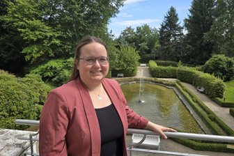 Warum Stefanie Leise ihr Leben für ein Hotel in Neukirchen umkrempelt: „Man stolpert, rafft sich auf, geht seinen Weg“ - Stefanie Leise leitet seit wenigen Wochen das Schlosshotel Schweinsburg in Neukirchen. Sie löst Hanns Schönfeld ab, der die Unternehmensgruppe auf eigenen Wunsch verlassen hat.