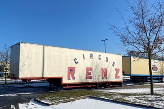 Insgesamt zehn Anhänger, fünf Lkw und drei Autos vom Circus Sensationell machen auf dem Parkplatz vor dem Freibad Mittweida Zwischenstation.