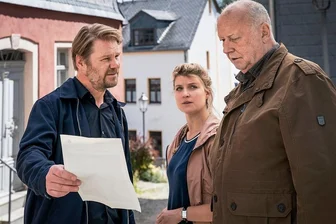 Warum stehen nicht alle "Erzgebirgskrimis" gratis in der Mediathek? - Im ZDF-Erzgebirgskrimi ermitteln Kommissar Robert Winkler (links, Kai Scheve) und Kommissarin Karina Szabo (Lara Mandoki).