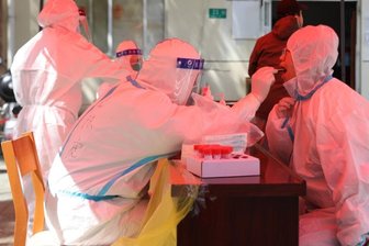 Warum steht das Corona-Variantenalphabet schon bei Omikron? - Corona-Test in Schanghai: In China wäre es etwas pikant gewesen, die jüngste Mutante des Coronavirus nach dem griechischen Buchstaben "Xi" zu nennen, da so auch der chinesische Staatspräsident heißt. So bekam sie den Namen "Omikron".