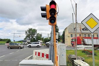 Warum steht eine Baustellenampel an der Heinzebank? - Diese provisorische Ampelanlage regelt derzeit den Verkehr an der Heinzebank.