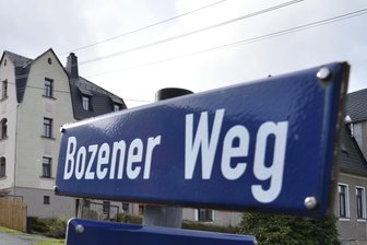 Warum Straße in Markneukirchen bis kurz vor Weihnachten dicht bleibt - Die Vollsperrung des Bozener Weges in Markneukirchen ist bis 20. Dezember verlängert worden.