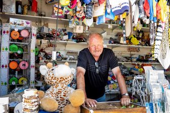Warum Strohhüte der Renner dieser Urlaubssaison am Kriebsteinsee sind - Für Andreas G. ist es seine 28. Saison als selbstständiger Händler an der Talsperre Kriebstein.