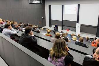 Warum Studieren in Chemnitz teurer wird - Blick in einen Vorlesungssaal im Weinholdbau auf dem Campus an der Reichenhainer Straße. Mehr als 1800 Erstsemester haben im vergangenen Herbst ein Studium an der TU Chemnitz begonnen. Insgesamt zählt die Uni aktuell rund 9500 Studierende. 