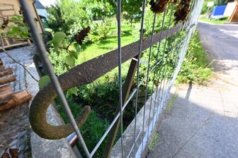 Warum Taura zwei Brücken nicht verkehrssicher macht - An der Brücke in Höhe der Köthensdorfer Hauptstraße 49 in Taura sichert ein Absperrgitter das instabile Geländer. Bis das erneuert werden kann, wird es wohl noch dauern. 