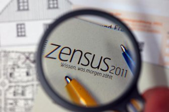 Warum Tausende in der Region ab 15. Mai Besuch bekommen - Fragebogen und Rückumschlag an das Statistische Landesamt sind mit Haus- und Bauunterlagen auf einem Schreibtisch unter einer Lupe zu sehen, hier von 2011. Dieses Jahr erfolgt die nächste Volkszählung.