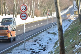 Warum Tempo 50 auf der B 173 in Kleinschirma trotz Baustellenpause bleibt - Auf der B 173 zwischen Freiberg und Oberschöna gilt in Höhe Kleinschirma Tempo 50.
