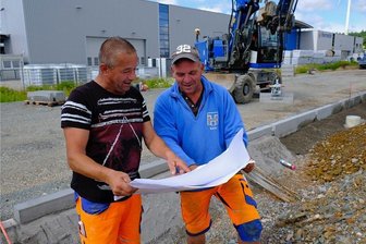 Warum Thermofin den Hallenneubau an der A 72 verschieben muss - Hoch- und Tiefbau Reichenbach bereitet derzeit den Bau der neuen Halle vor, dazu gehört auch der Bau einer neuen Ausfahrt zum Werkstor. Polier Rico Kaiser (rechts) im Gespräch mit Mitarbeiter Thomas Martin.