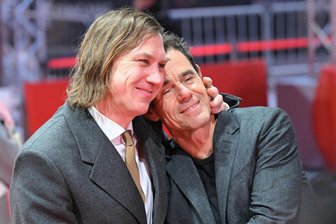 Warum Tom Tykwers Film „Licht“ kein gelungener Auftakt für die 75. Berlinale gewesen ist - Schauspieler Lars Eidinger (links) und Regisseur Tom Tykwer beim Eröffnungsabend der Berlinale. Die 75. Internationalen Filmfestspiele Berlin finden vom 13. bis 23. Februar 2025 statt.