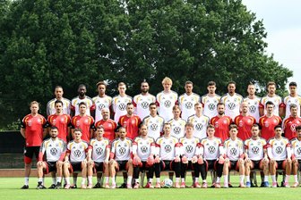Warum Torwart Urbig für ein Novum auf dem WM-Teamfoto sorgt - Deutsches Teamfoto mit 27 Spielern und Jonas Urbig in der vorderen Reihe (5vr).