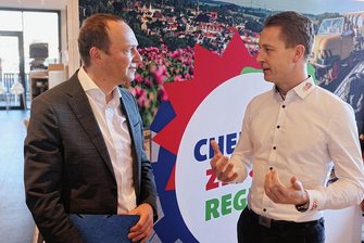 Warum Tourismus-Werbung für Zwickau nun auch durch den Magen geht - Bäckermeister Roman Clauß (rechts) im Gespräch mit Agrarminister Wolfram Günther. 