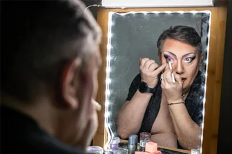 Warum Travestiekünstler lieber in Limbach-Oberfrohna als in Hamburg auftreten - Am Freitagabend brachten vier Travestiekünstler Humor und Glamour auf die Bühne der Limbacher Stadthalle. Eine von ihnen war Miss Monique. Rund eine Stunde braucht sie, bis sie fertig ist für ihren großen Auftritt. Akzeptiert wird die Kunstform nicht von jedem. Dennoch treten die Künstler lieber in kleinen Städten auf.