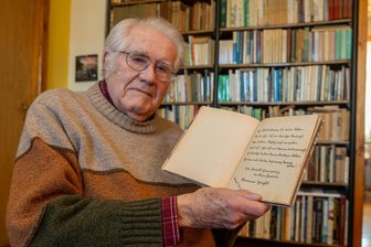 Warum Treuen einen Stolperstein für die jüdische Familie Herzfeld ablehnt - Horst Teichmann mit dem Poesiealbum seiner Cousine Rosemarie. Deren Freundin Marianne hatte dort ein Gedicht reingeschrieben.