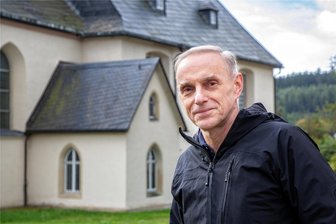 Warum tun wir uns gerade so schwer mit dem Frieden, Herr Superintendent Rainer Findeisen? - Rainer Findeisen vor der Georgenkirche in Flöha. Die Superintendentur des Kirchenbezirkes Marienberg hat ihren Sitz in Flöha.