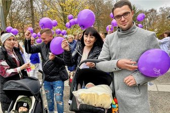 Warum über dem Auer Klinikum am Donnerstag lila Ballons aufstiegen - Saskia Trzarnowski und Rico Tippner ließen mit weiteren Eltern und Medizinern am Helios-Klinikum in Aue einen Ballon steigen.