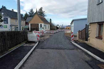 Warum über die Öffnung der Oberneumarker Straße in Neumark keine rechte Freude aufkommt - Bis hierher ist die Straße fertig. Im oberen Bereich geht es im Frühjahr weiter.