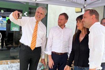 Warum unsere Demokratie ein Update braucht: Ein Plädoyer gegen die Mär vom unwissenden Bürger - Politiker machen dem Wähler gern selbst ein Bild von sich: Hier Sachsens CDU-Größen Peter Patt, Michael Kretschmer, Ines Saborowski und Alexander Dierks (von links) 2024 beim Wahlkampfauftakt in Chemnitz.
