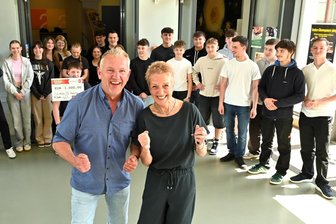 Warum Uwe Fischer von Hitradio RTL die Oberschule Hainichen besucht - Moderator Uwe Fischer und Corinna Weinhold in der Oberschule Hainichen.