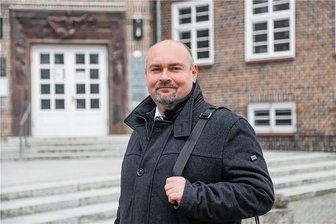 Warum verteidigen Sie Totschläger und Mörder, Herr Estel? - Kay Estel ist Pflichtverteidiger und steht hier vor dem Landgericht in Chemnitz.