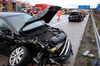 Warum viele Autofahrer mehr für ihre Kfz-Versicherung zahlen - Bei Unfällen wie dieser Karambolage auf der A9 unweit des Schkeuditzer Kreuzes kommen enorme Schadenssummen zusammen.