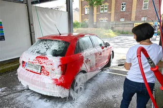 Warum viele Chemnitzer ihre Autos am liebsten selbst waschen - Wasser, Schaum und ein prüfender Blick: Jeder fünfte Autofahrer nimmt die Autowäsche noch selbst in die Hand.