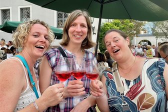 Warum viele Gäste das Stadtfest in Schwarzenberg als großes „Klassentreffen“ bezeichnen - Anne Siglow (r.) traf beispielsweise ihre ehemaligen Schulfreundinnen Madlen Nonhebel (M.) und Stefanie Lang (l.).