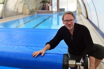 Warum vielerorts kein Schwimmunterricht stattfindet - Lutz Hoffmann in seiner Schwimmschule, die er in Sachsenburg betreibt. Die hat er nun erneut komplett geschlossen, nachdem die Einrichtung lediglich gut fünf Monate in diesem Jahr in Betrieb war.