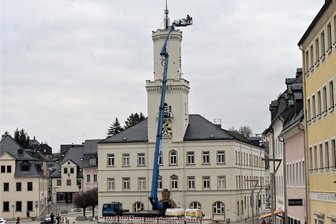 Warum Vodafone dem Schneeberger Rathaus aufs Dach steigt - Auf dem Schneeberger Markt stand in dieser Woche ein großer Kran.