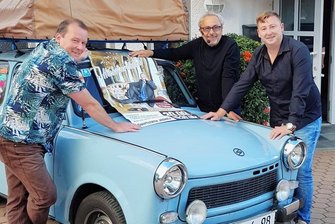 Warum Vogtländer Schauspieler Wolfgang Stumph jetzt ins Staunen versetzt haben - Ein himmelblauer Trabi durfte nicht fehlen. Manager Thomas Roßbach, Schauspieler Wolfgang Stumph und Sportvereinschef Marcel Singer (von links) haben den Auftritt in Jößnitz genossen. 