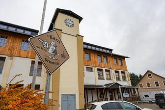 Warum von der „Huss-Schule“ kein Weg aufs Gymnasium führt - Die alte Spindelfabrik in Neudorf, die dem Karzl-Erfinder Jürgen Huss gehört.