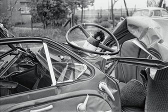 Warum vor 50 Jahren auf westdeutschen Landstraßen Tempo 100 eingeführt wurde: Eine Bremse gegen den Tod - Keine Knautschzone, kein Gurt, kein Tempolimit: Vor 1972 kamen dramatisch viele Autofahrer auf bundesdeutschen Landstraßen bei Verkehrsunfällen ums Leben oder trugen schwere Verletzungen davon.