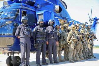 Warum vor 50 Jahren die GSG 9 gegründet wurde: Das müssen die Guten sein - Angetreten: Hubschrauberpiloten der Bundespolizei sowie Einsatzkräfte der GSG 9 (in Oliv) auf dem Stützpunkt beider Einrichtungen in Sankt Augustin bei Bonn. Die Truppe untersteht dem Bundesinnenministerium.