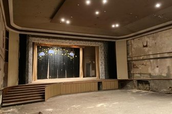 Warum vor einem Abriss noch die Feuerwehr anrückt - Der leer geräumte Kinosaal des ehemaligen Scala in Burkhardtsdorf. Bald kommen die Abrissbagger. Seit Mitte der 1990er-Jahre gibt es im alten Kino Scala schon keine Veranstaltungen mehr.