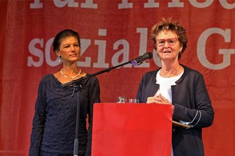 Warum Wagenknecht-Bündnis und Neue Perspektive Vogtland bis zuletzt um ihre Wahlteilnahme ringen müssen - Zwei einstige politische Schwergewichte der Linken sind jetzt wieder vereint: Die langjährige Bundestagsabgeordnete Sabine Zimmermann (rechts) baut regionale Strukturen für das Bündnis Sahra Wagenknecht in Sachsen auf.